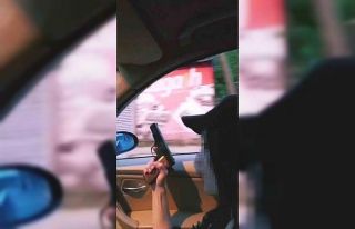 Otomobil içinden havaya ateş açan kadın maganda...