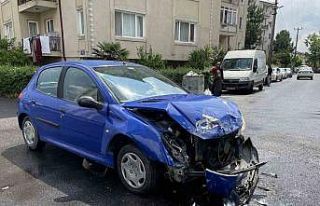 Otomobil ile hafif ticari araç çarpıştı: 2 yaralı