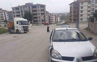 Otomobil ile kamyon çarpıştı: 1 yaralı