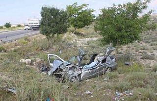 Otomobil kavşaktan dönen çekiciye çarptı: 1 ölü,...