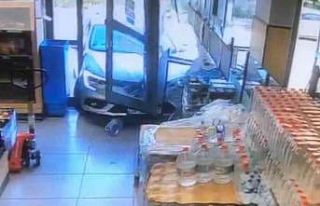 Otomobil markete daldı, o anlar saniye saniye güvenlik...