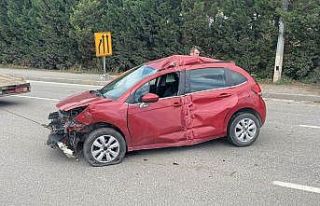 Otomobil önce kaldırıma sonra direğe çarptı:...