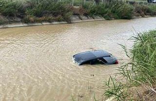 Otomobil sulama kanalına uçtu, sürücü ölümden...