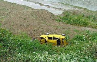 Otomobil sürücüsü nehre düşmekten son anda kurtuldu