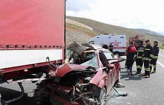 Otomobil tırın altına girdi: 2 ölü, 3 yaralı