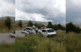 Otomobil ve minibüs çarpıştı: 3 yaralı