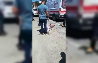 Otomobil yolun karşısına geçmek isteyen yayaya...