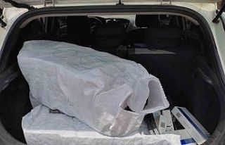 Otomobildeki çuvaldan bin 500 paket kaçak sigara...