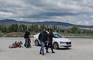 Otomobilin çarptığı motosiklet sürücüsü ağır...