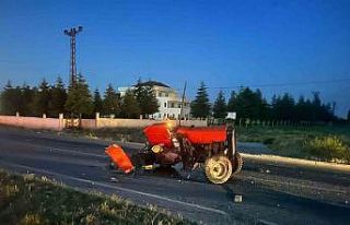Otomobilin çarptığı traktör 3 parçaya bölündü,...
