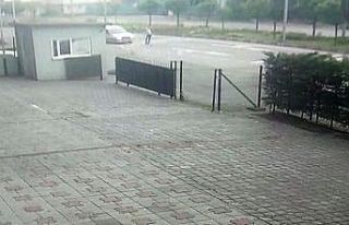 Otomobilin çarptığı yaya ezilmekten son anda kurtuldu