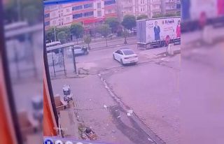 Otomobilin çarptığı yaya yaralandı, o anlar kameraya...