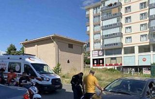 Otomobille çarpışan motosikletli kuryenin yaralandığı...