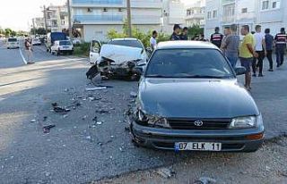 Otomobiller kafa kafaya çarpıştı: 8 yaralı