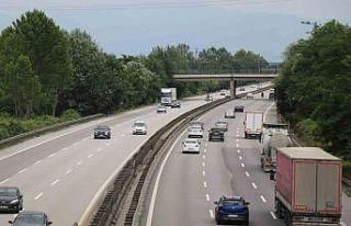 Otoyolda hafta sonu durma noktasına gelen trafik...