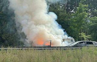Otoyolda minibüs alev topuna döndü