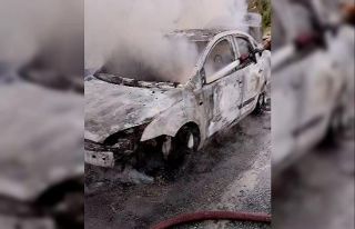 Otoyolda yanan araç kullanılmaz hale geldi