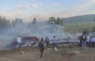 Özalp’ta ev ve ahır yangını