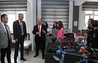 Özdemir, Öğrencilerin Karne Heyecanına Ortak Oldu