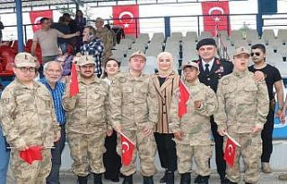 Özel çocuklar yemin törenini ön sıralardan izledi