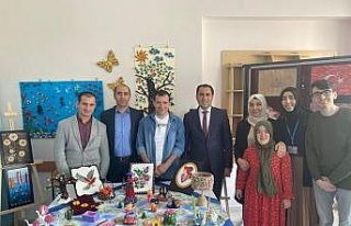 Özel gereksinimli bireylerin eserleri sergide yerini...