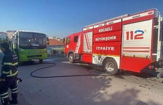 Özel halk otobüsünde yangın paniği, 10 yolcu...