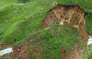 (ÖZEL) Heyelana bağlı yayla yolu çöktü
