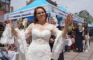 Özel tasarım dikilen gelinlik serginin ilgi odağı...