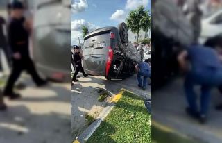 Panelvan ile çarpışan hafif ticari araç ters döndü