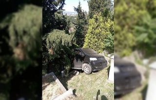 Park halinde freni boşalan araç mezarların üzerine...