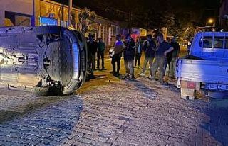 Park halindeki kamyonete çarpan otomobilde 2 kişi...