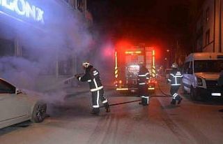 Park halindeki otomobilde çıkan yangın büyümeden...