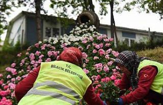 Park ve bahçelerde yapılan çalışmalarla Bilecik’i...
