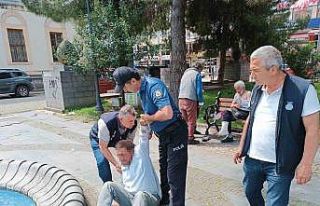 Parkı mesken tutan sarhoşlar, içkilerine el konulunca...