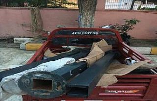 Parktaki aydınlatma direklerini ve kabloları çalan...