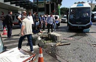 Pendik’te freni patlayan minibüs hastanenin girişine...