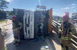 Pendik’te hafriyat kamyonu devrildi, kasadaki toprak...
