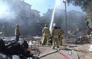 Pendik’te hurda deposunda yangın: Patlama sesleri...