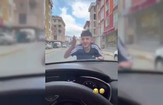 Pendik’te otomobilin kaputunda tehlikeli yolculuk...