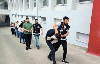 Piyasaya yüzlerce sahte altın süren şüphelilerden...