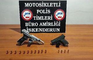 Polis, 2 şüpheliyi ruhsatsız silahlarla yakaladı