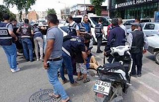 Polis aracı ile motosiklet çarpıştı: 2 yaralı