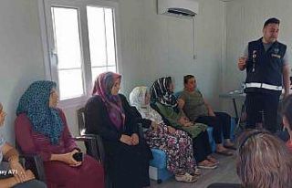 Polis, konteyner kentte vatandaşları bilgilendirdi