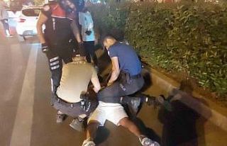 Polise direnen kişi ve arkadaşı gözaltına alındı