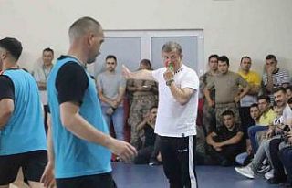 Polisler futbolcu, Tanju Çolak hakem oldu