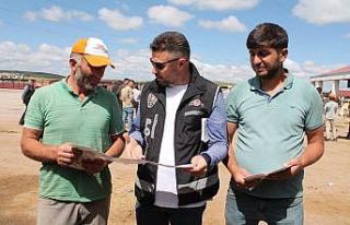 Polisten kurban pazarındaki satıcı ve alıcılara...