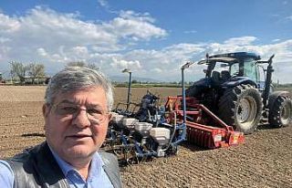 Posacı çok sevdiği tarlalardan kopamıyor