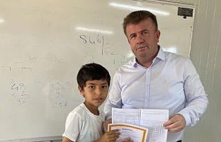 Prefabrik okulda karne sevinci