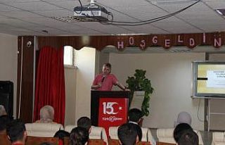 Prof. Dr. Karavelioğlu, lise öğrencilerine TÖMER’i...