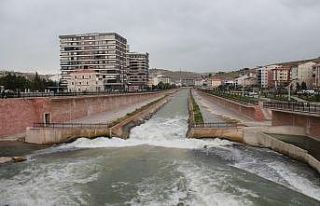 Rafting yapmak isteyen gençlerin diyaloğu yüzlerde...